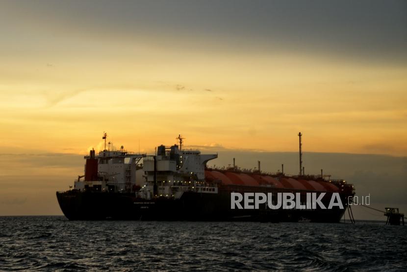 Kapal FSRU Jawa Barat (kanan) bersiap menerima pengiriman LNG dari kapal LNG Aquarius di Teluk Jakarta, Kamis (4/1).