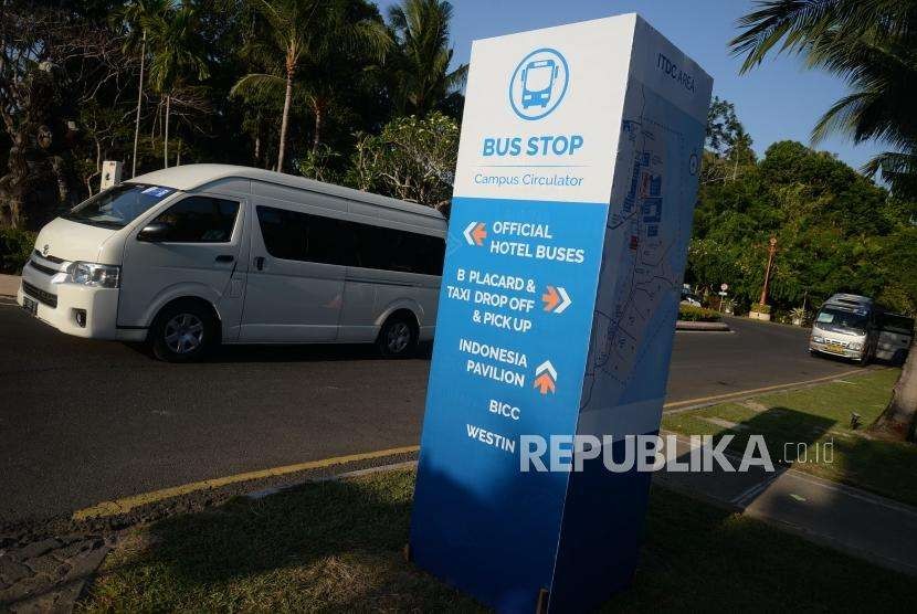 Persiapan Pertemuan IMF. Penanda jalan juga ikut dipasang jelang pertemuan IMF-World Bank 2018 di Nusa Dua, Bali, Ahad (7/10).