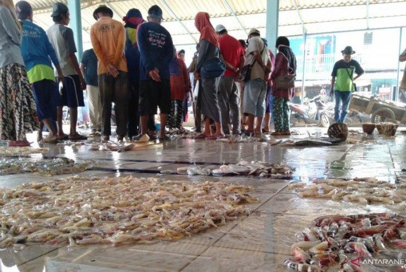 Nelayan Karawang Laporkan Dugaan Korupsi di Pelelangan Ciparagejaya