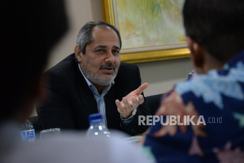 Cultural Counsellor Kedutaan Besar Iran untuk Indonesia Mehrdad Rakhshandeh memberikan paparan saat berkunjung ke Kantor Republika, Jakarta, Rabu (12/12).