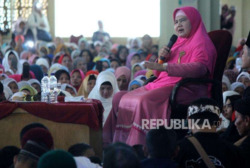 Salah satu pemateri Mamah Dedeh tampil di depan ribuan jamaah pada Tausyiah Akbar Mamah dan Ummah di Masjid Pusdai, Jalan Diponegoro, Kota Bandung, Senin (1/10).