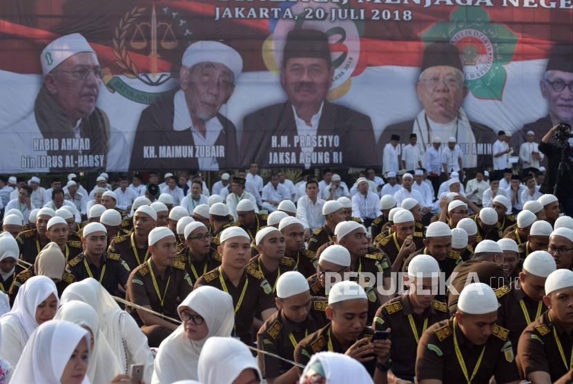 Peserta Dzikir Kejaksaan bersiap di Lapangan Kejaksaan Utama RI,Jakarta, Jumat (20/7).