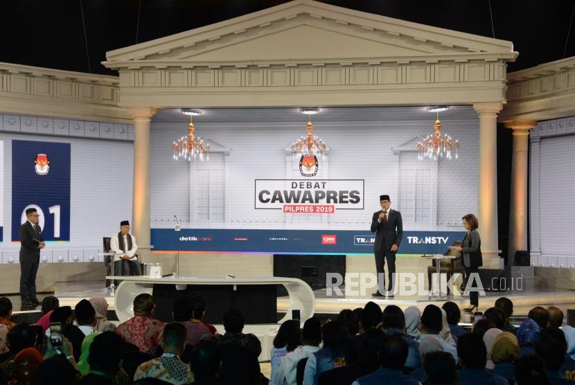 Cawapres No 01 KH Ma'ruf Amin dan Cawapres No 02 Sandiaga Uno saat mengikuti debat Cawapres Pilpres 2019 di Jakarta, Ahad (17/3).