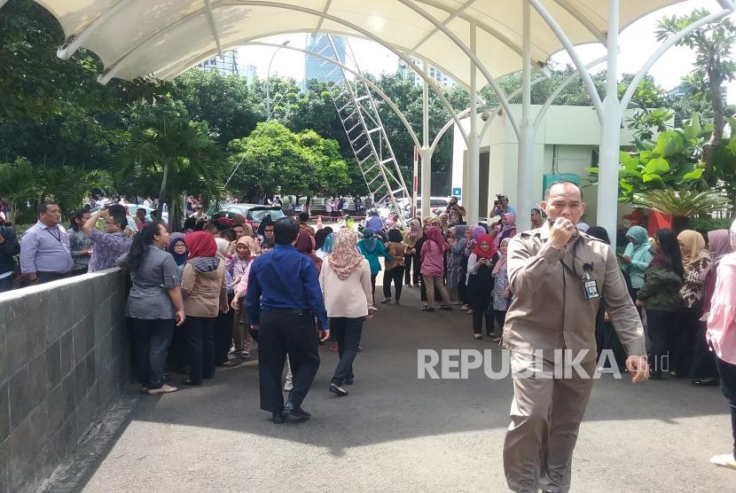 Sejumlah pekerja di gedung KPK ramai-ramai meninggalkan gedung akibat gempa di Jakarta pada Senin (23/1).