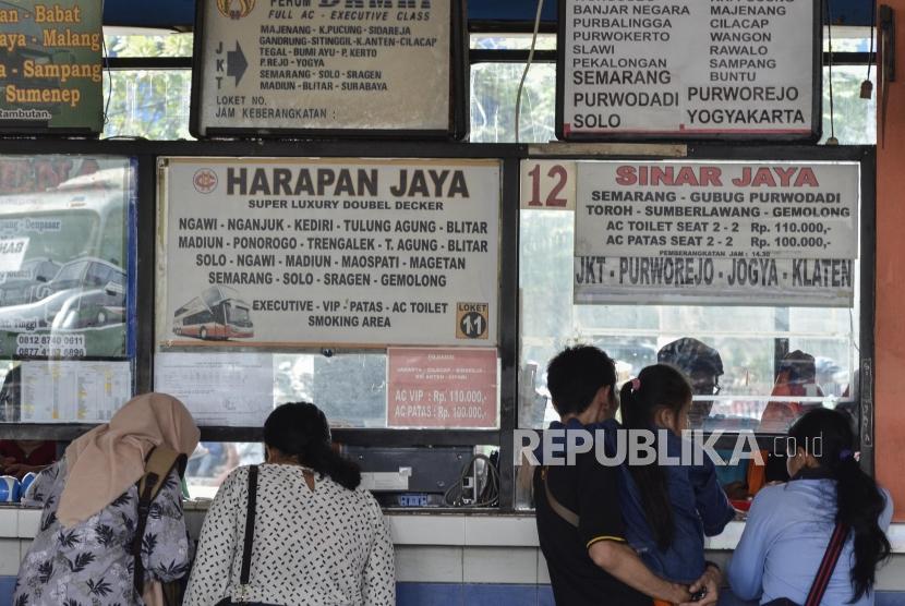 Pemudik Kampung Rambutan. Suasana pemudik di Terminal Kampung Rambutan, Jakarta Timur, Minggu (26/5).