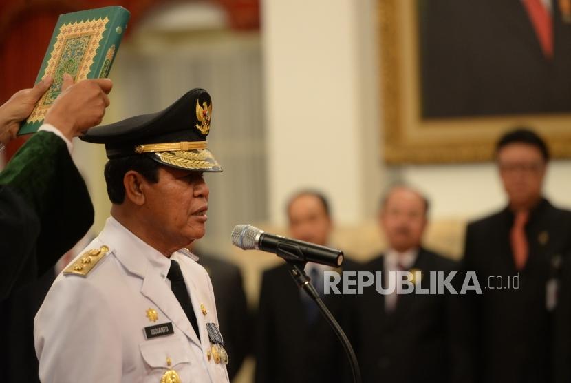 Pelantikan Gubernur Kepulauan Riau Isdianto mengikuti pengambilan sumpah jabatan oleh Presiden Joko Widodo saat upacara pelantikan di Istana Negara.