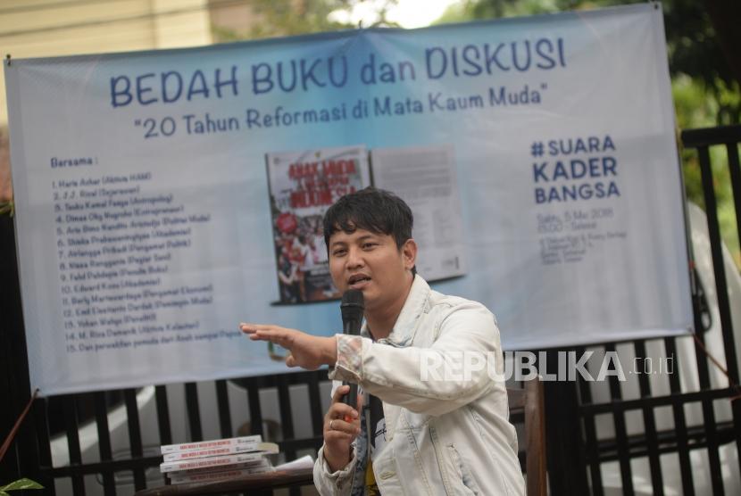 Bupati Trenggalek Mochammad Nur Arifin menyampaikan pendapatnya dalam bedah buku dan diskusi di Jakarta, Sabtu (5/5).