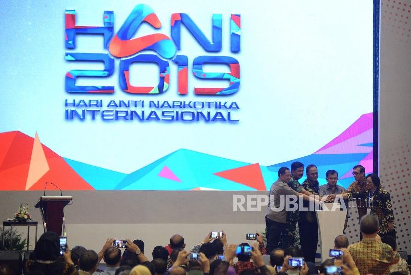 Wakil Presiden Jusuf Kalla (ketiga kanan) didampingi Kepala BNN Komjen Pol Heru Winarko (ketiga kiri), Menkumham Yasonna Laoly (kedua kanan), Panglima TNI Marsekal TNI Hadi Tjahjanto (kedua kiri) dan Kapolri Jendral Pol Tito Karnavian (kiri) menekan tombol saat peringatan Hari Anti Narkotika Internasional 2019 di Jakarta, Rabu (26/6).