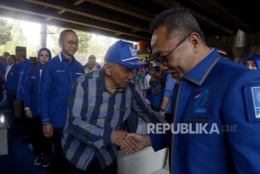 Sekjen PAN Eddy Soeparno menyaksikan Ketua Umum PAN Zulkifli Hasan (kanan) bersalaman dengan Ketua Dewan Kehormatan Amien Rais (tengah) saat menghadiri perayaan HUT ke-21 PAN di Pluit, Jakarta, Jumat (23/8/2019).