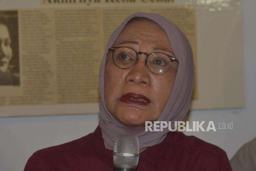 Ekpresi aktivis kemanusiaan, Ratna Sarumpaet memberikan keterangan kepada media terkait pemberitaan penganiyaan terhadap dirinya di kediaman Ratna Srumpaet, Jakarta, Rabu (3/10).