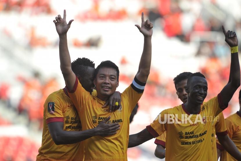 Ekspresi pemain Sriwijaya FC Hamka Hamzah seusai mencetak gol saat laga perebutan tempat ketiga Piala Presiden 2018 melawan PSMS Medan di Gelora Bung Karno Senayan, Jakarta, Sabtu (17/2).