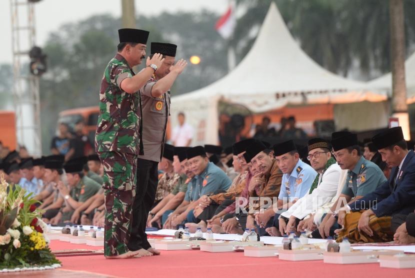 Buka Bersama TNI Polri. Panglima TNI Hadi Muljanto dan Kapolri Tito Karnavian memberi hormat kepada Presiden Joko Widodo sebelum memberikan sambutan pada  buka bersama TNI Polri dan Presiden Joko Widodo di Mabes TNI Cilangkap, Jakarta, Selasa (5/6).