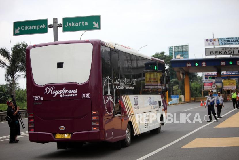 Bus Transjabotabek melintas di Gerbang Tol Bekasi Barat 1 saat peluncuran Operasi Green Line dan Pemberlakuan Paket Kebijakan Penanganan Kemacetan di Tol Jakarta Cikampek di Bekasi, Jawa Barat, Senin (12/3).