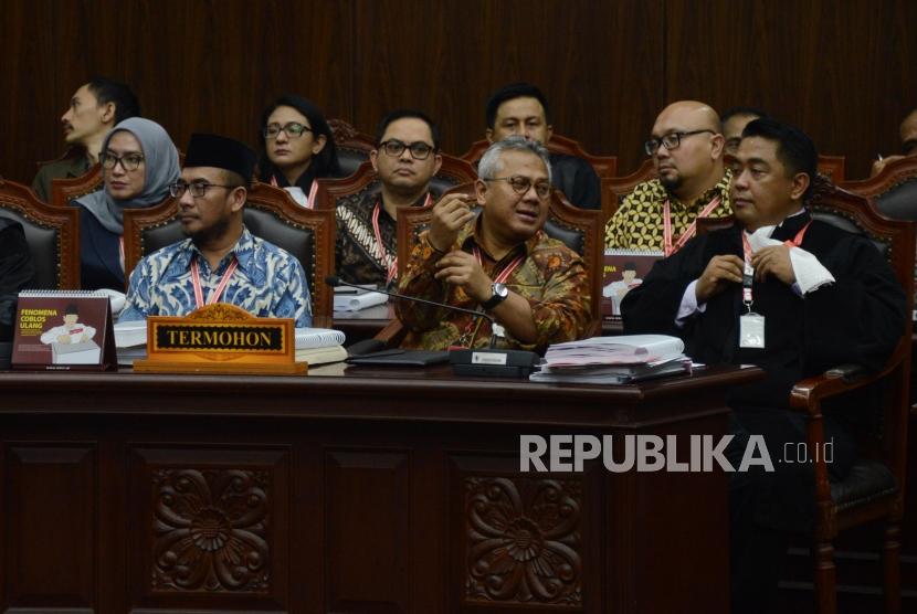 Ketua KPU Arief Budiman (tengah) selaku termohon saat mengikuti sidang lanjutan Perselisihan Hasil Pemilihan Umum (PHPU) Pemilihan Presiden (Pilpres) 2019 di Gedung Mahkamah Konstitusi, Jakarta, Selasa (18/6).
