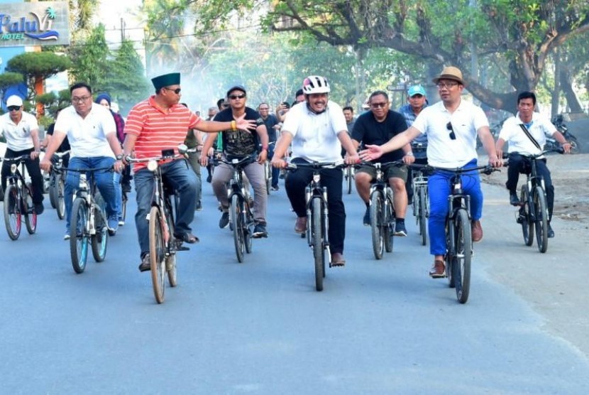  Ridwan Kamil, dan para kepala daerah tingkat II itu bersepeda sambil menikmati panorama pantai Pangandaran