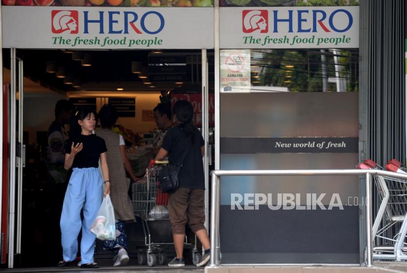 Warga memasuki gerai Hero yang masih buka di kawasan Gondangdia, Jakarta, Selasa (15/1).