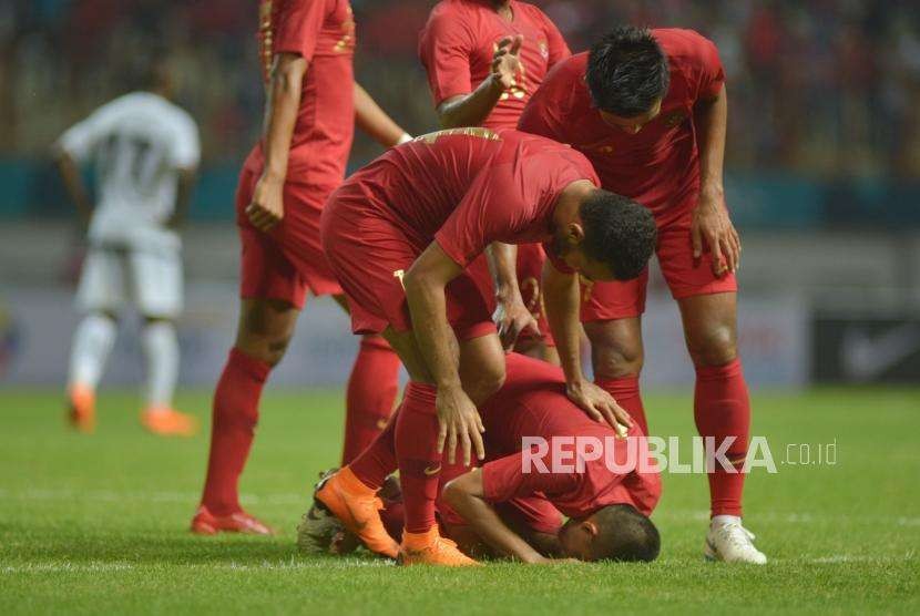 Pesepakbola Indonesia Evan Dimas Darmono bersujud usai memasukan bola ke gawang Timnas Mauritius pada laga persahabatan di Stadion Wibawa Mukti, Cikarang, Bekasi, Jawa Barat, Selasa (11/9).