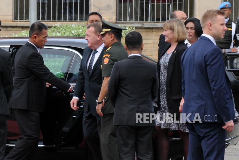 Perdana Menteri Denmark Lars Lokke Rasmussen (kedua kiri) didampingi istrinya Solrun Rasmussen (kedua kanan) saat tiba di Taman Makam Pahlawan Nasional Kalibata, Jakarta, Selasa (28/11).