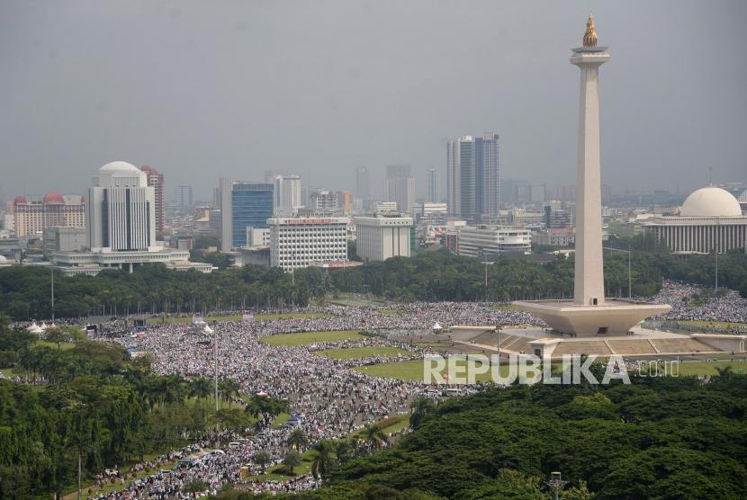 Massa memadati kawasan Monumen Nasional (Monas) saat Aksi Bela Palestina di Jakarta, Ahad (17/12).