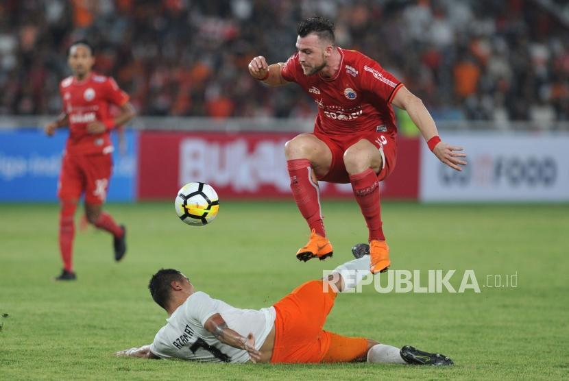Penyerang Persija Jakarta Marko Simic berusaha melewati hadangan pemain Borneo FC dalam pertandingan Liga 1 di Stadion Gelora Bung Karno, Senayan, Jakarta, Sabtu (14/4).