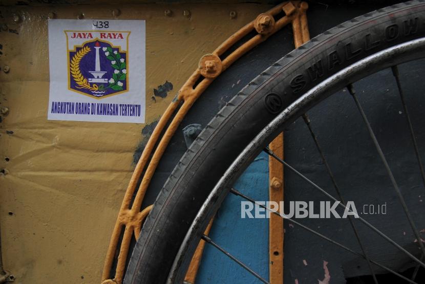 Jakarta provincial government put a sticker to a registered pedicab at North Bandengan, Pekojan, Tambora, West Jakarta, on Friday (Jan 26).