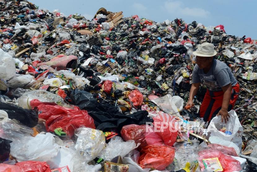 Sejumlah pekerja saat mencari sampah di Tempat Pembuangan Sampah (TPS) Muara Baru, Penjaringan, Jakarta Utara, Senin (22/10).