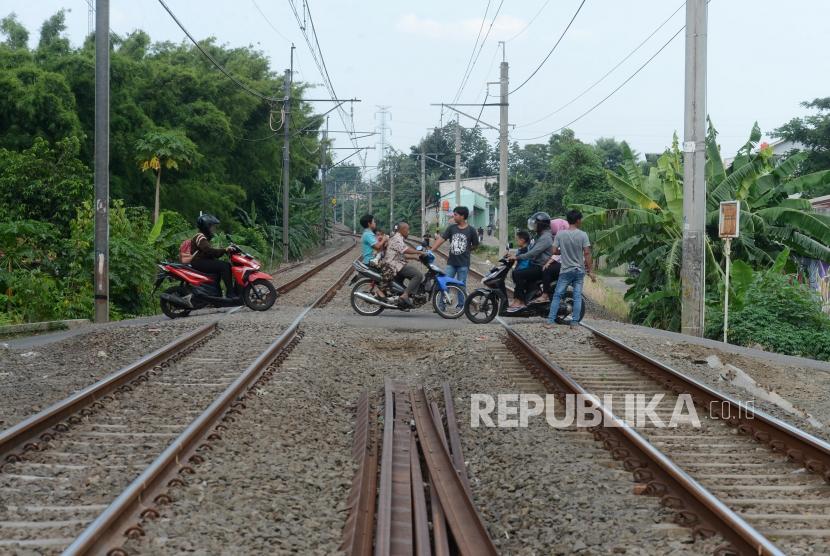  Perlintasan KRL. Sejumlah kendaraan melintasi perlintasan KRL tanpa palang pintu. (Ilustrasi)