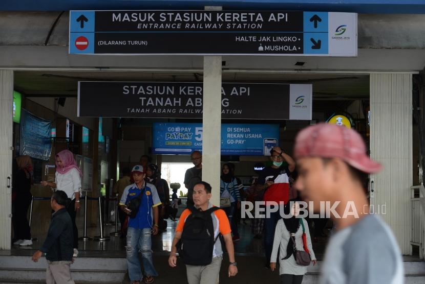 Penumpang KRL keluar dari stasiun melintasi jembatan penyeberangan multiguna atau skybridge di Tanah Abang, Jakarta, Jumat (8/2).