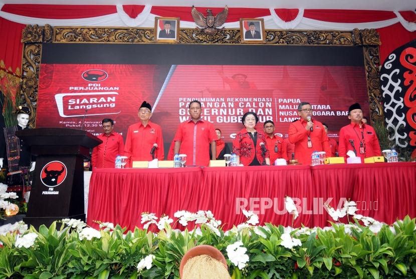 Ketua Umum PDIP Megawati Soekarnoputri (tengah) saat acara pengumuman rekomendasi pasangan calon gubernur dan wakil gubernur PDIP di Kantor PDIP Jakarta, Kamis (4/1).