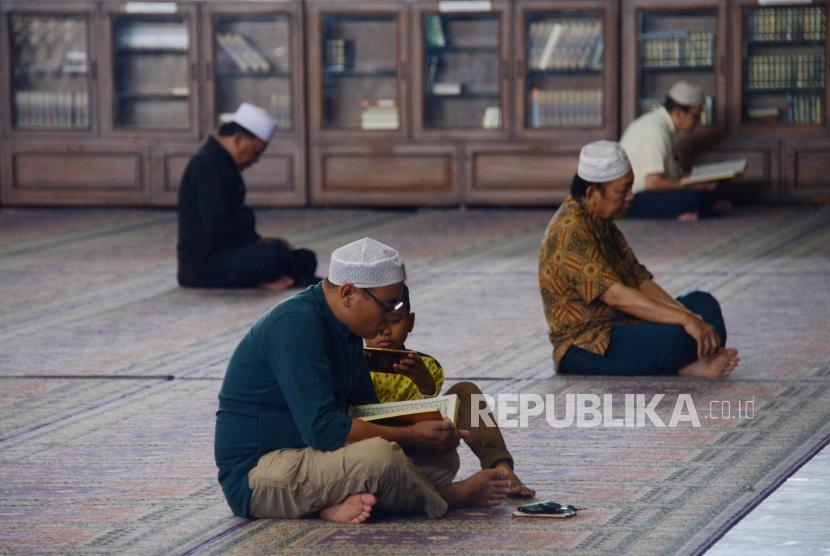 Umat muslim saat melaksanakan tadarus Alquran di Masjid At-Tin, Jakarta, Ahad (12/5).