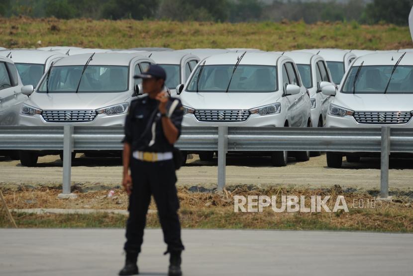 Deretan mobil All New Ertiga di pabrik PT Suzuki Indomobil Motor (SIM), Cikarang, Senin (22/10). Suzuki Indonesia kembali perpanjang penghentian kegiatan operasional pabrik. Ilustrasi.