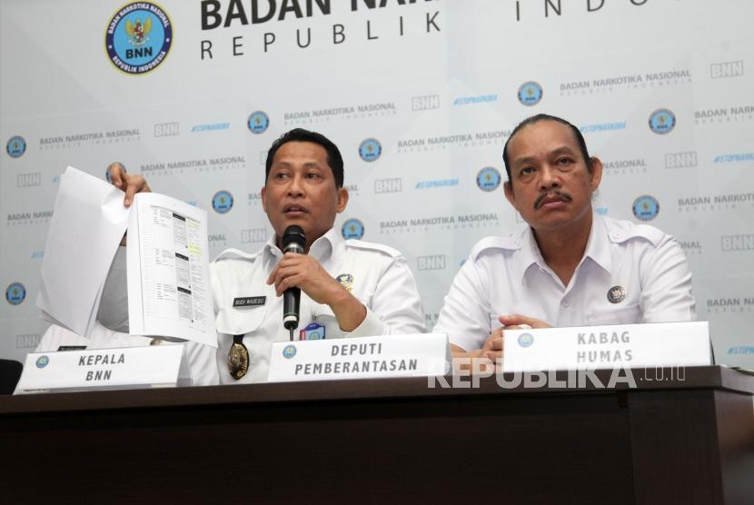 Kepala Badan Narkotika Nasional (BNN) Budi Waseso (kiri) didampingi Deputi Pemberantasan BNN Irjen Arman Depari (kanan) memberikan keterangan kepada media saat rilis kasus tindak pindana pencucian uang (TPPU) di Kantor BNN, Jakarta, Rabu (17/1).