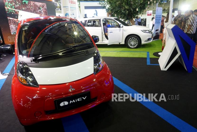 Pengunjung mengamati kendaraan listrik yang dipamerkan pada Indonesia Electric Motor Show (IEMS) 2019, di Balai Kartini, Jakarta, Rabu (4/9). DKI Jakarta kini memiliki aturan yang meringankan pajak bagi pemilik kendaraan listrik.