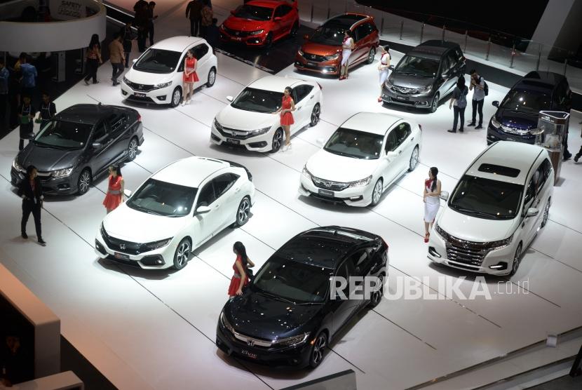 IIMS 2018. Mobil seri terbaru ditampilkan oleh ATPM pada ajang Indonesia International Motor Show (IIMS) 2018 di JiExpo, Jakarta, Kamis (19/4).