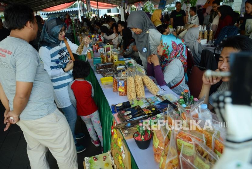 Pengunjung memadati Gelar Produk 1.000 Wirausaha Baru di halaman Gedung Sate, Jalan Diponegoro, Kota Bandung, Ahad (6/5).