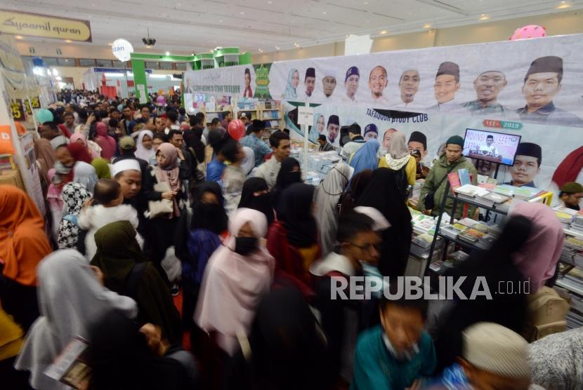 IBF 2019. Sejumlah pengunjung saat mencari buku pada hari terakhir acara Islamic Book Fair 2019 di Jakarta Convention Center, Jakarta, Ahad (3/3).