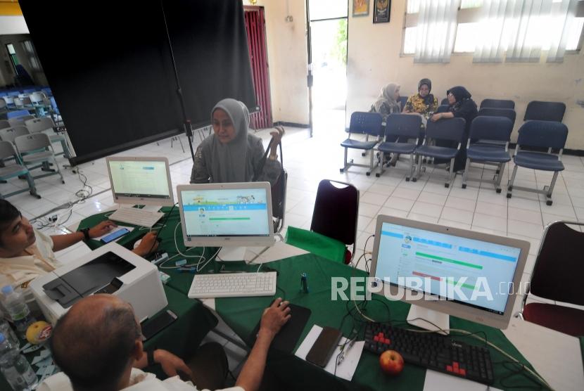 PPDB online. Di Provinsi Lampung, daerah yang tak memiliki sarana penunjang PPDB online dapat melakukannya secara offline.