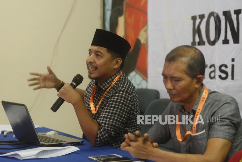 Sekjen Federasi Serikat Guru Indonesia (FSGI) Heru Purnomo (kanan) bersama Wasekjen FSGI Satriawan Salim (kiri) 