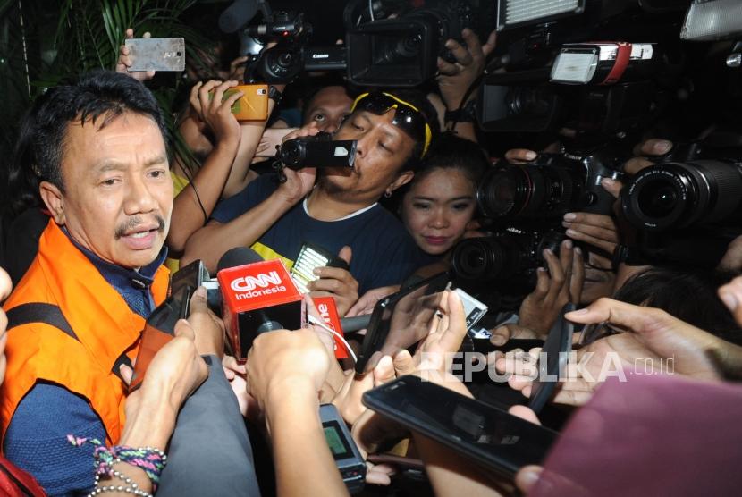 Bupati Jombang Nyono Suharli Wihandoko  memakai rompi orange memberikan keterangan kepada media  usai dilakukan pemeriksaan 1x24 jam di kantor KPK, Jakarta, Ahad (4/2).