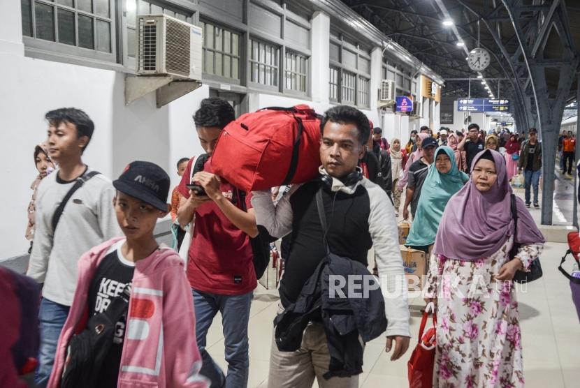 Arus Mudik dan Arus balik mudik Stasiun Senen. Sejumlah pemudik turun dari kereta api Bogowonto Lempuyangan-Pasar Senen. 