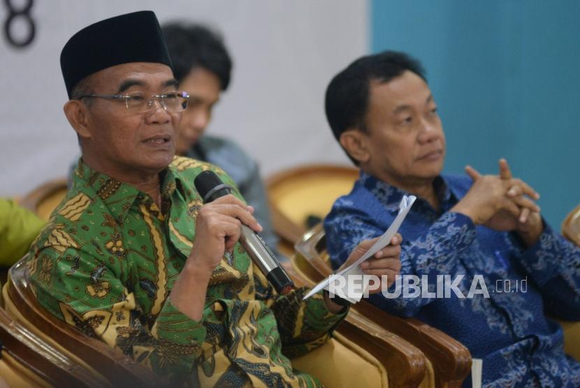 Menteri Pendidikan dan Kebudayaan Muhadjir Efendi memberikan keterangan terkait capaian kinerja Kemendikbud 2017 dan rencana kerja tahun 2018 di kantor Kemendikbud, Jakarta, Selasa (19/12).