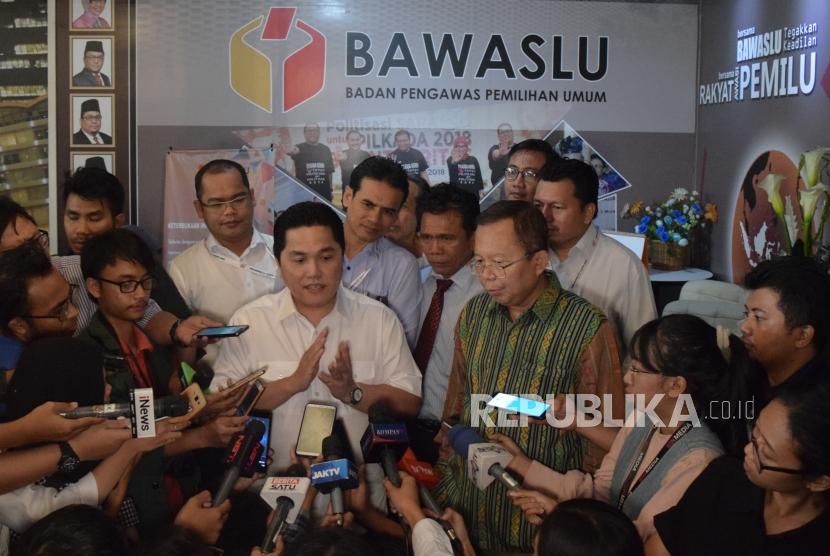 Ketua Tim Kampanye Nasional (TKN) pasangan Jokowi-Ma'ruf Erick Thohir bersama Wakil Ketua TKN Arsul Sani memberikan keterangan usai melakukan audensi dengan komisioner Bawaslu dikantor Bawaslu, Jakarta, Kamis (25/10).