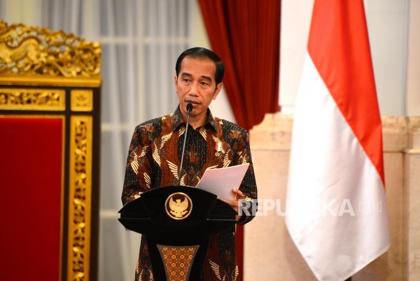 Pembahasan Kerangka Ekonomi Makro. Presiden Joko Widodo menyampaikan paparan pendahuluan saat Sidang Kabinet Paripurna di Istana Negara, Jakarta, Senin (5/3).