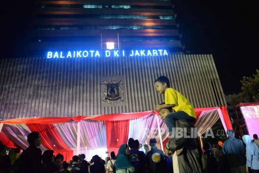 Sejumlah warga Jakarta mengikuti acara pesta rakyat pelantikan Gubernur dan Wakil Gubenrur DKI Jakarta Anies-Sandi di halaman Balaikota, Jakarta, Senin (16/10) malam.
