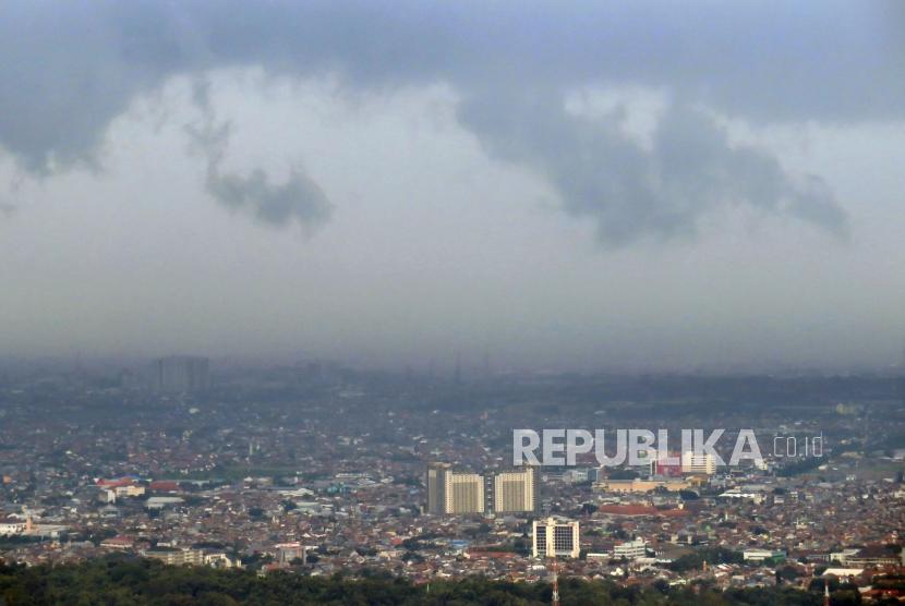Awan mendung dan hujan lebat deras mengguyur sebagian Kota Bandung.