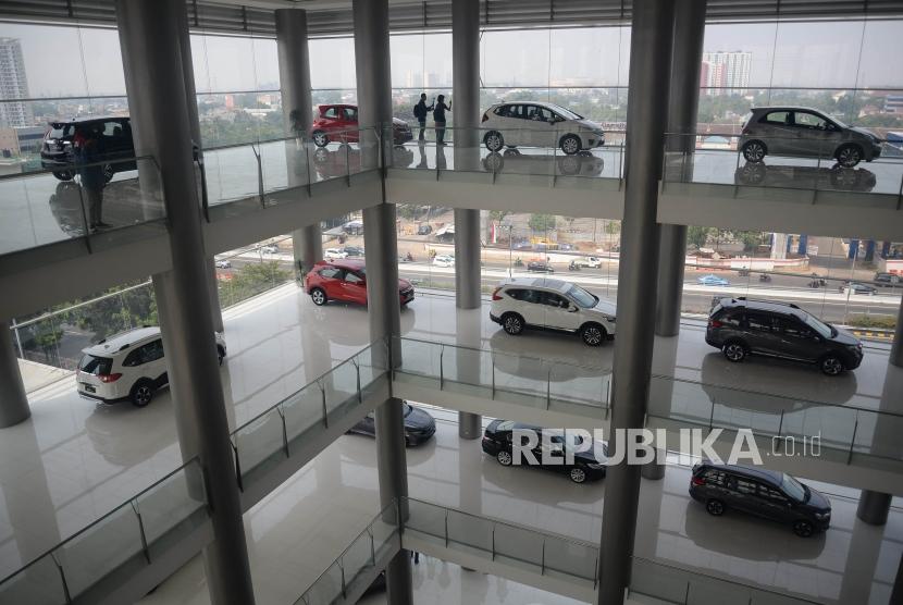 Sejumlah mobil display honda tertata rapih di dealer Honda Nusantara MT Haryono di Jakarta, Selasa (31/7).