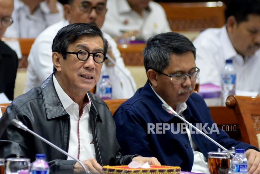 Menteri Hukum dan HAM Yasonna Laoly menyampaikan pendapatnya dalam rapat kerja dengan Komisi III DPR di Komplek Parlemen, Senayan, Jakarta, Kamis (25/1).