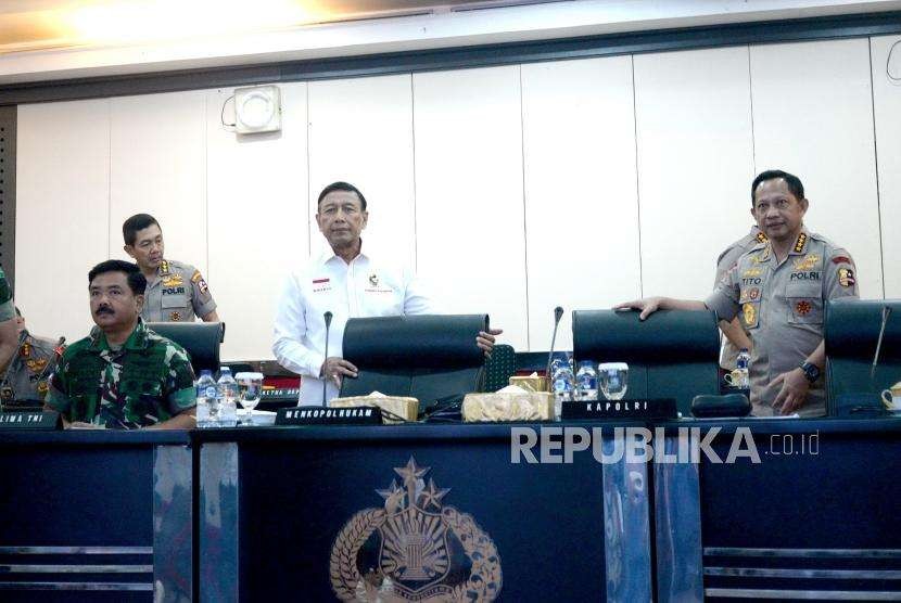 Pengamanan Pemilu 2019. Menko Polhukam Wiranto (tegah), Panglima TNI Hadi Tjahjanto (kiri), dan Kapolri Tito Karnavian saat video conference di Mabes Polri, Jakarta, Senin (24/9).