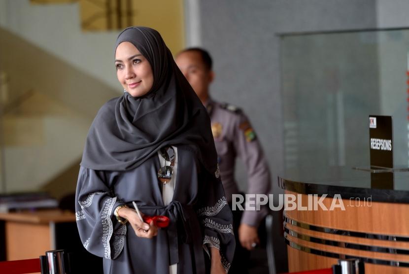 Pemeriksaan Fenny Steffy. Model Fenny Steffy Burase bersiap menjalani pemeriksaan di Gedung KPK, Jakarta, Jumat (19/10/2018).