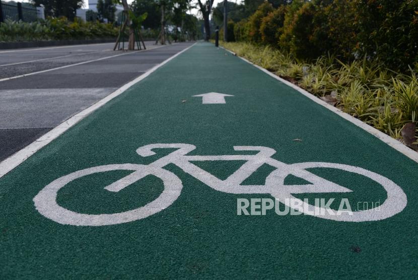 Jalur khusus sepeda tersedia di trotoar kawasan Senayan, Jakarta, Senin (7/1).